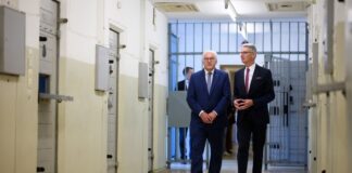 Bundespräsident besucht früheres Stasi-Gefängnis Bundespräsident Frank-Walter Steinmeier besichtige im früheren Stasi-Gefängnis in Berlin-Hohenschönhausen mehrere Trakte mit Zellen.