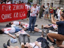 Protest bei Bürgerfest zum Veteranentag Junge Menschen protestieren beim Veteranentag gegen die Wehrpflicht während des Auftritts von Verteidigungsminister Pistorius.