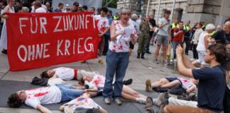 Junge Menschen protestieren beim Veteranentag gegen die Wehrpflicht während des Auftritts von Verteidigungsminister Pistorius. 
