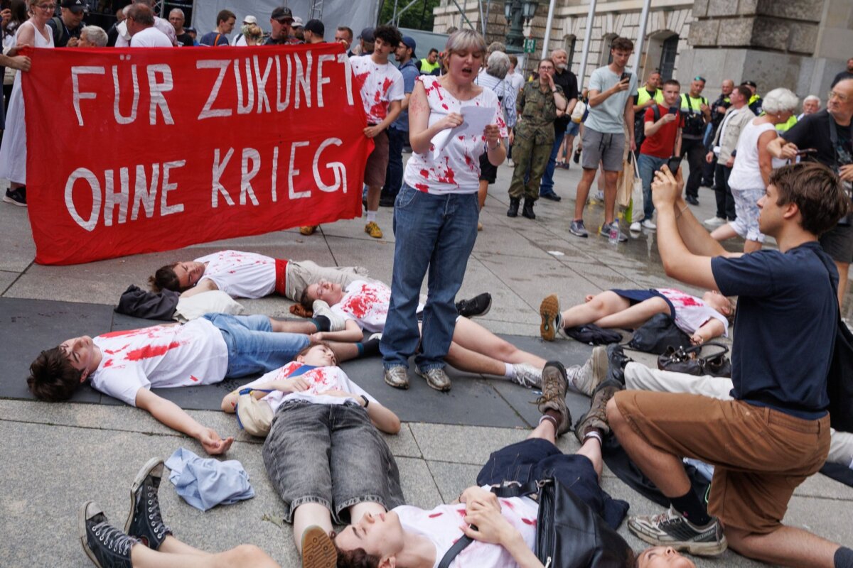 Festveranstaltung zum 2. Nationalen Veteranentag Junge Menschen protestieren beim Veteranentag gegen die Wehrpflicht während des Auftritts von Verteidigungsminister Pistorius.