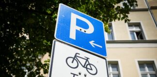 Bündnis fordert feste Stationen für E-Scooter ab 2027 Zum Teil gibt es schon feste Abstellstationen für E-Roller in Berlin.