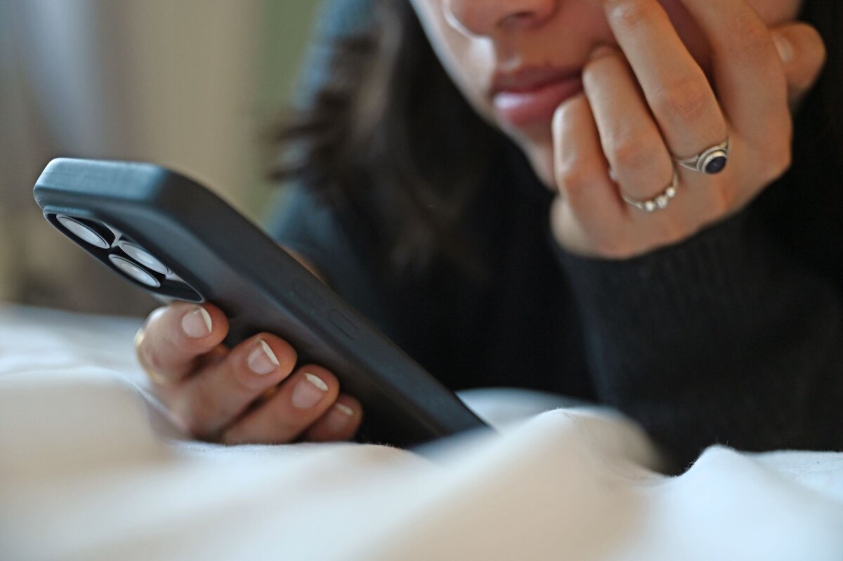 Junge Frau mit Smartphone Welchen Schutz muss es für Kinder und Jugendliche im Netz geben? (Symbolbild)
