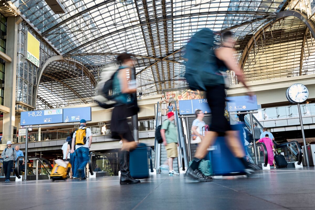 Nach dem bundesweiten Ausfall bei der Deutschen Bahn - Berlin Mit Kaffee oder Koffer in der Hand geht es in Berlin am Morgen entspannt zu.