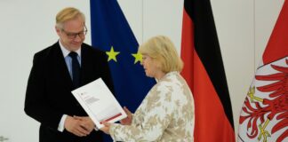 Landtagspräsidentin sieht keinen Schaden für Amt Büttners Der Beauftragte zur Bekämpfung des Antisemitismus, Andreas Büttner, übergibt den ersten Tätigkeitsbericht an Landtagspräsidentin Ulrike Liedtke.