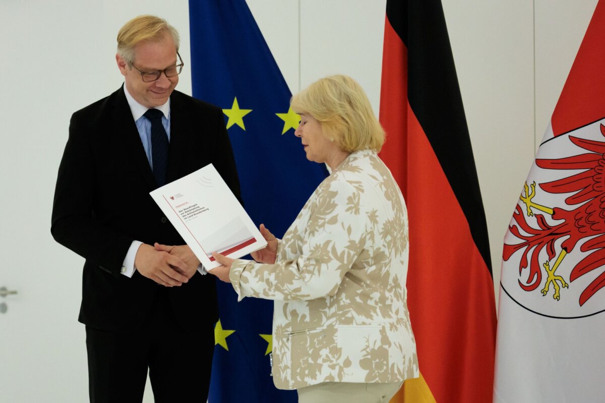 Brandenburgs Antisemitismusbeauftragter legt Bericht vor Der Beauftragte zur Bekämpfung des Antisemitismus, Andreas Büttner, übergibt den ersten Tätigkeitsbericht an Landtagspräsidentin Ulrike Liedtke.