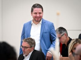 Brandenburgs Landtag will teils auf Diäten-Plus verzichten Der Parlamentarische Geschäftsführer der SPD-Fraktion im Brandenburger Landtag, Ludwig Scheetz, erläutert die Pläne zum Aussetzen der Grundentschädigung der Abgeordneten.