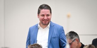 Brandenburgs Landtag will teils auf Diäten-Plus verzichten Der Parlamentarische Geschäftsführer der SPD-Fraktion im Brandenburger Landtag, Ludwig Scheetz, erläutert die Pläne zum Aussetzen der Grundentschädigung der Abgeordneten.