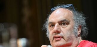 Neuer Intendant macht Berliner Volksbühne zum Schwimmbad Matthias Lilienthal übernimmt die Berliner Volksbühne.