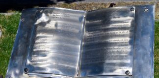 Wilke gedenkt Opfer rechter Gewalt: Kein abstraktes Problem Ein Mahnmal erinnert noch heute an die rechtsextreme Tat. (Archivbild)
