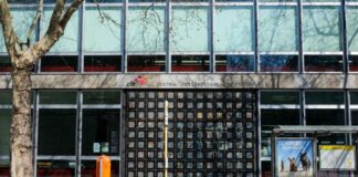 In der Stadtbibliothek in der Breite Straße wird heute ab 15.00 Uhr gefeiert. (Archivbild)