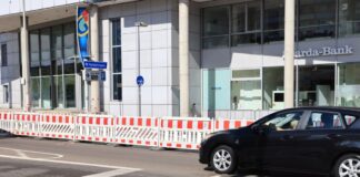 Fenster-Absturz in Cottbus: Hitze als Ursache vermutet Aus einem Gebäude am Einkaufszentrum Spree Galerie in Cottbus krachte am Freitagnachmittag eine Scheibe auf den Gehweg - jetzt gibt es Absperrungen an der Straße.