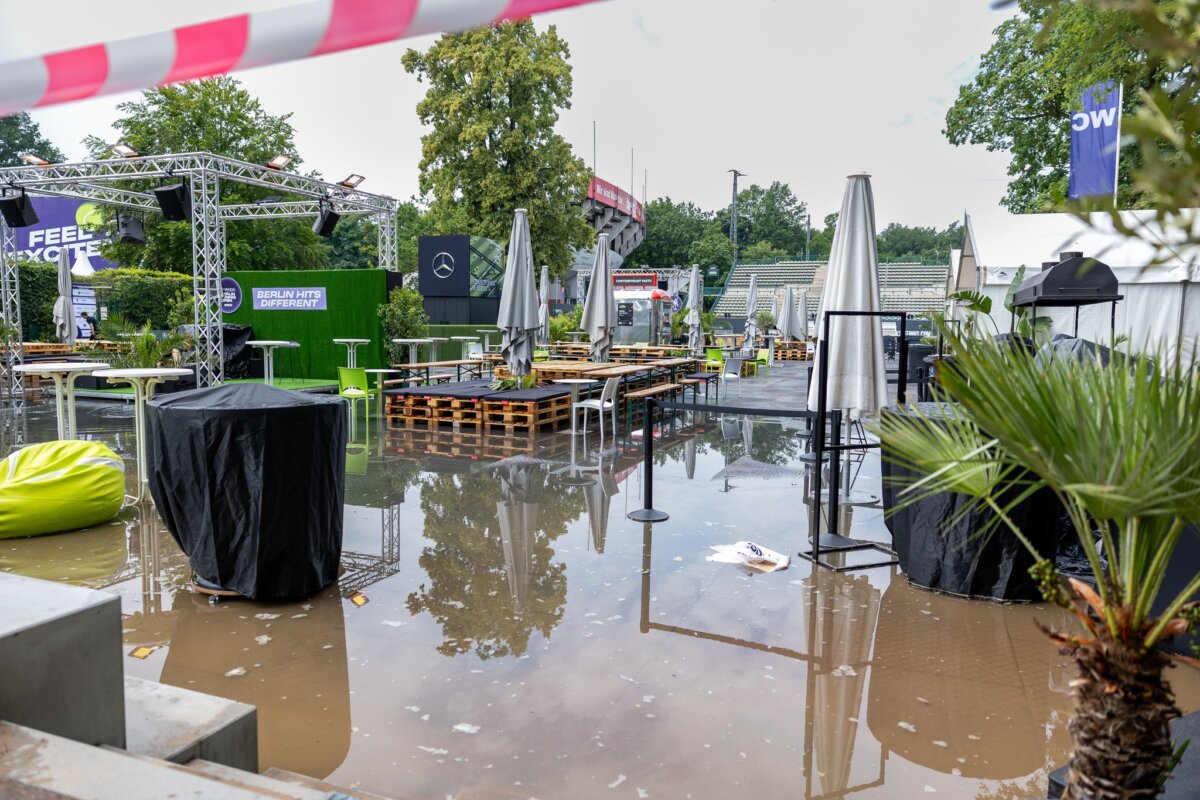 Tennisturnier im Regen in Berlin Auch die Tennisanlage in Grunewald stand teilweise unter Wasser.