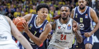 Alba gewinnt auch zweites Playoff-Halbfinale gegen Bamberg Alba-Youngster Jack Kayil (l) zieht an Bambergs Cobe Williams vorbei.