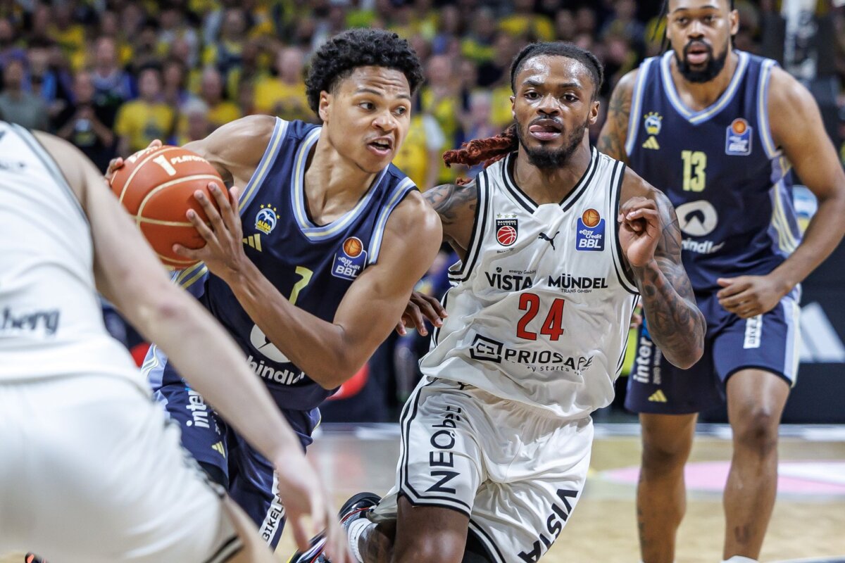 Alba Berlin - Bamberg Baskets Alba-Youngster Jack Kayil (l) zieht an Bambergs Cobe Williams vorbei.