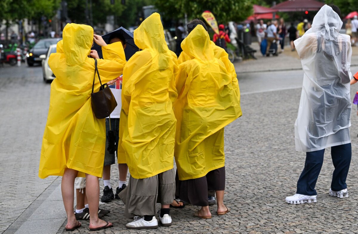 Regenwetter in Berlin Heute sind einzelne Gewitter mit Starkregen, Hagel und stürmischen Böen möglich, bevor es zum Wochenende deutlich kühler wird.