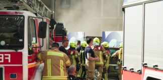Die hohen Außentemperaturen sind für die Feuerwehrkräfte herausfordernd. 