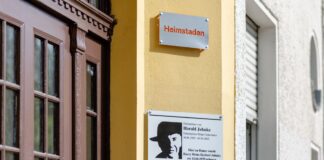 Gedenktafel am Harald-Juhnke-Haus nach Zerstörung erneuert Eine Gedenktafel hängt am Geburtshaus des Entertainers Harald Juhnke in Berlin-Gesundbrunnen. (Handout)