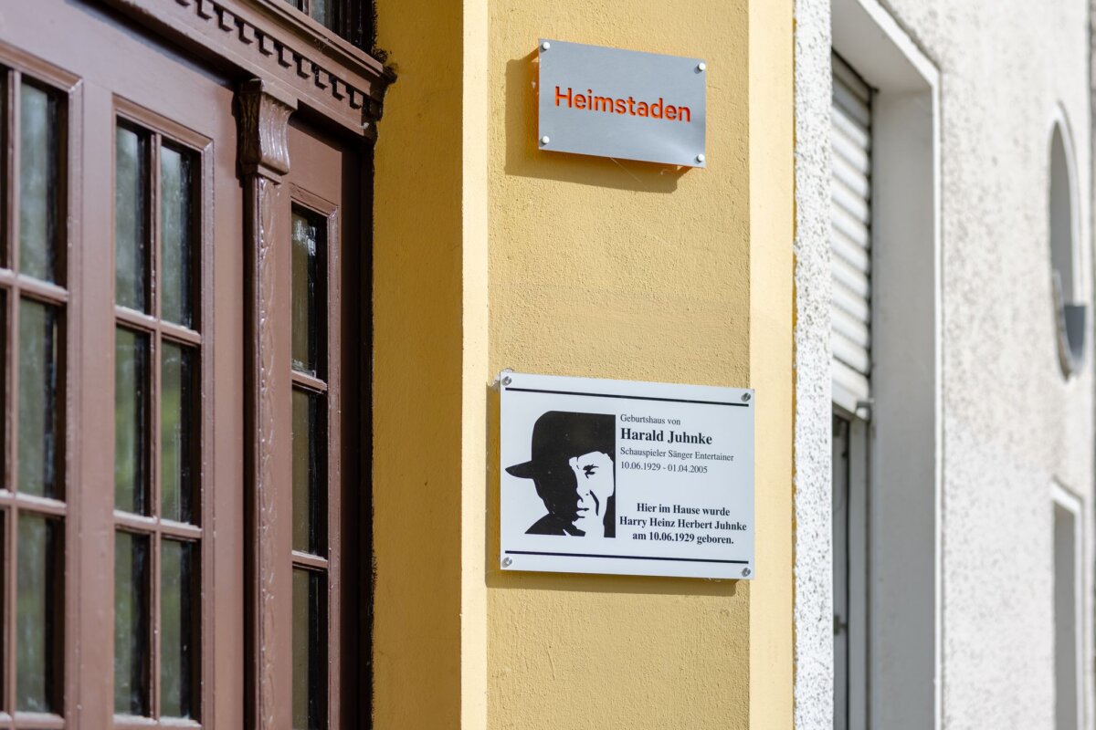 Gedenktafel erinnert an Entertainer Harald Juhnke Eine Gedenktafel hängt am Geburtshaus des Entertainers Harald Juhnke in Berlin-Gesundbrunnen. (Handout)