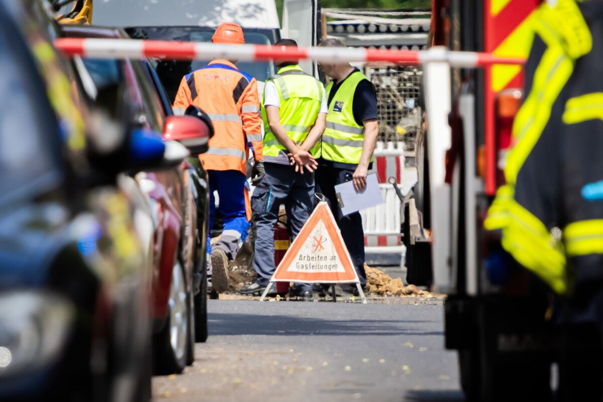 Gasaustritt in Großbeeren Eine beschädigte Gasleitung hat in Großbeeren wegen Explosionsgefahr einen großen Einsatz ausgelöst.