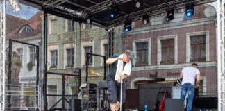 Bühnenprogramm bei Stadtfest wegen Gewitter unterbrochen Nasse Füße auf den Bühnen beim Stadtfest? Das Gewitter löste eine Unterbrechung des Programms aus.