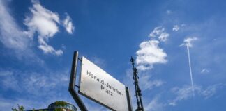 Gedenktafel am Harald-Juhnke-Haus nach Zerstörung erneuert Das Schild am Harald-Juhnke-Platz am Berliner Kurfürstendamm. (Archivbild)