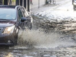 Überschwemmungen und Brände nach Gewitter in Brandenburg Der Regen hat eine Unterführung in Cottbus überschwemmt.