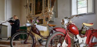 Pfarrerin Susanne Noack spricht in der Kirche - neben ihr die Kult-Mopeds.