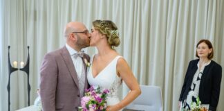 Brandenburgs Gesundheitsminister René Wilke (SPD) und seine Lebensgefährtin Kathrin Lindenberg haben geheiratet - und sich danach geküsst.