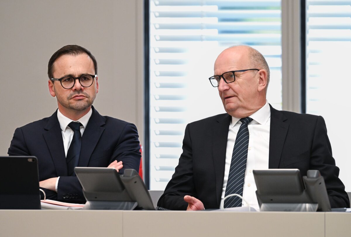 Brandenburgs Innenminister Redmann und Ministerpräsident Woidke Die rot-schwarze Koalition von Ministerpräsident Dietmar Woidke (SPD) und Innenminister Jan Redmann (CDU) wird 100 Tage alt. (Archivbild)