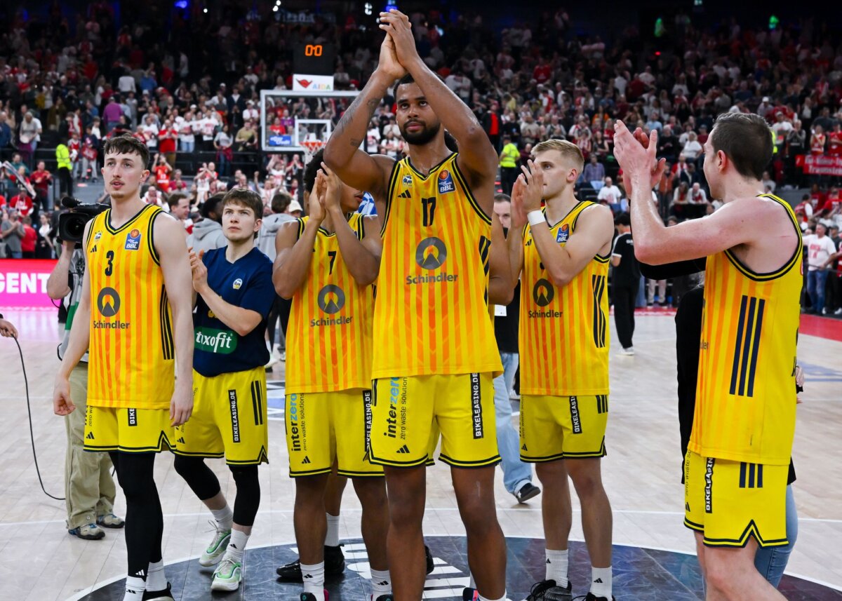 FC Bayern München - Alba Berlin Wurden für eine mutige Vorstellung nicht belohnt: Albas Basketballer nach Finalspiel Nummer eins.