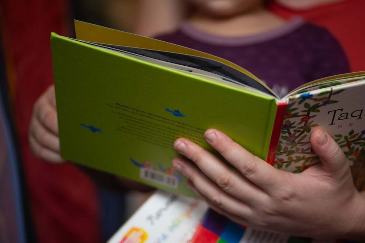Vorlesen 35 Veranstaltungen gibt es bei der LIT:potsdam an Schulen. (Symbolbild)