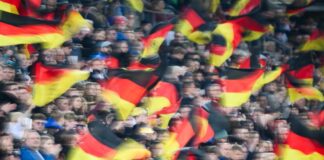 Rassistische Parolen beim Public Viewing – Polizei ermittelt Beim Public Viewing des WM-Spiels Deutschland gegen die Elfenbeinküste soll ein Mann rassistische Äußerungen gemacht und eine rechtsextreme Geste gezeigt haben. (Symbolbild)
