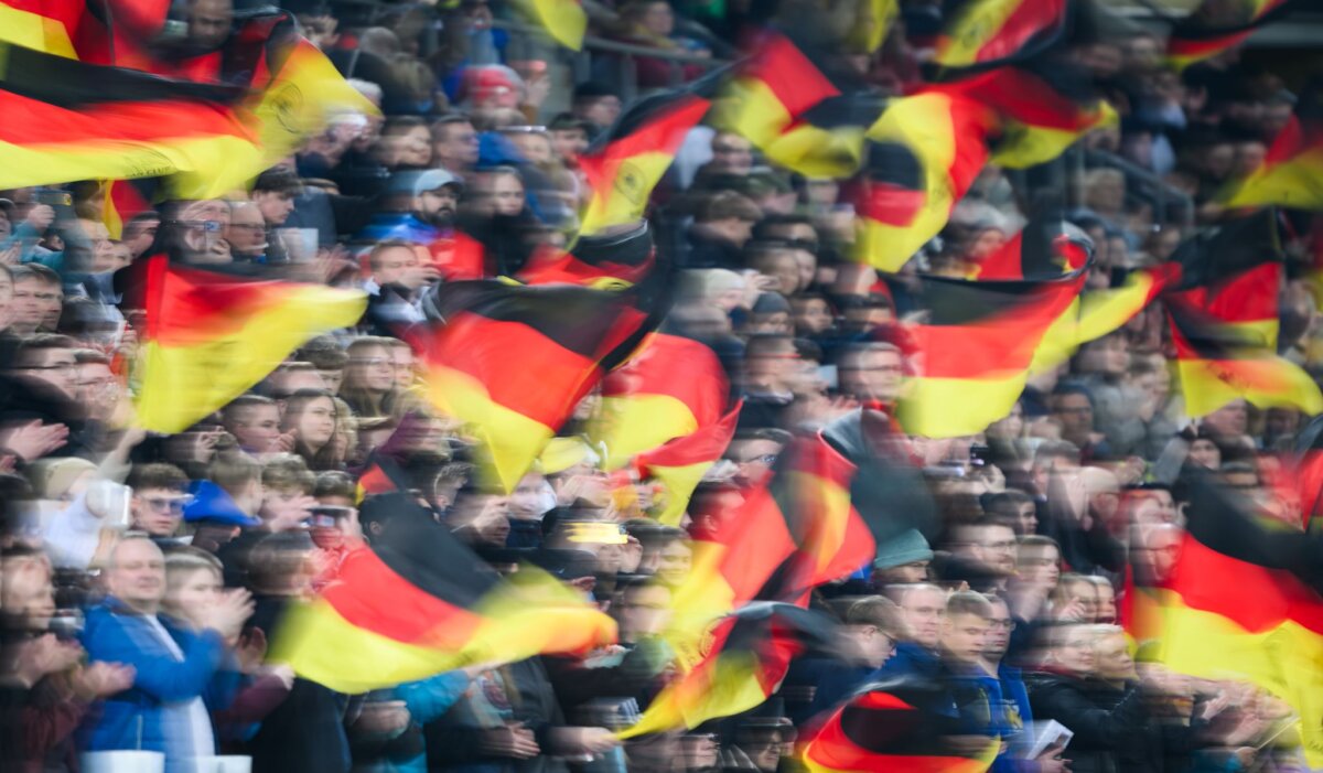 Deutschland - Slowenien Beim Public Viewing des WM-Spiels Deutschland gegen die Elfenbeinküste soll ein Mann rassistische Äußerungen gemacht und eine rechtsextreme Geste gezeigt haben. (Symbolbild)