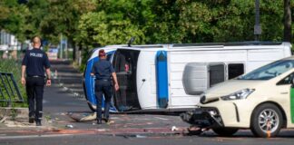 Bei dem Unfall mit einem Mannschaftswagen der Polizei wurden acht Menschen verletzt. 