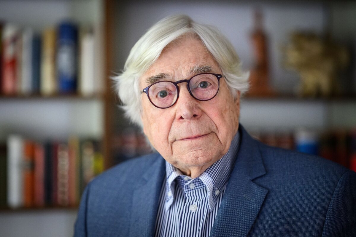 Bazon Brock Bazon Brock hatte als bundesweit erster Professor einen Lehrstuhl für «Prophetie» inne.