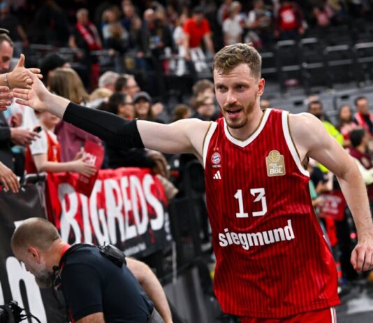 Schwärmereien nach Final-Auftakt: «Festival für Basketball» Ließ sich von den Fans feiern: Bayerns Matchwinner Andreas Obst.