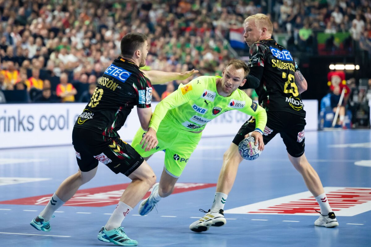 SC Magdeburg - Füchse Berlin Berlins Mathias Gidsel im Kampf mit Madeburgs Abwehr.
