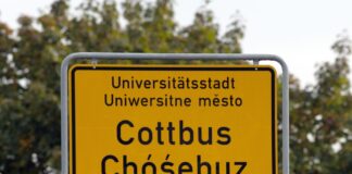 Fenster-Absturz in Cottbus: Hitze als Ursache vermutet In Cottbus ist eine Fensterscheibe aus einem oberen Stockwerk auf den Gehweg gestützt - vermutet wird, dass es an der Hitze lag. (Archivbild)