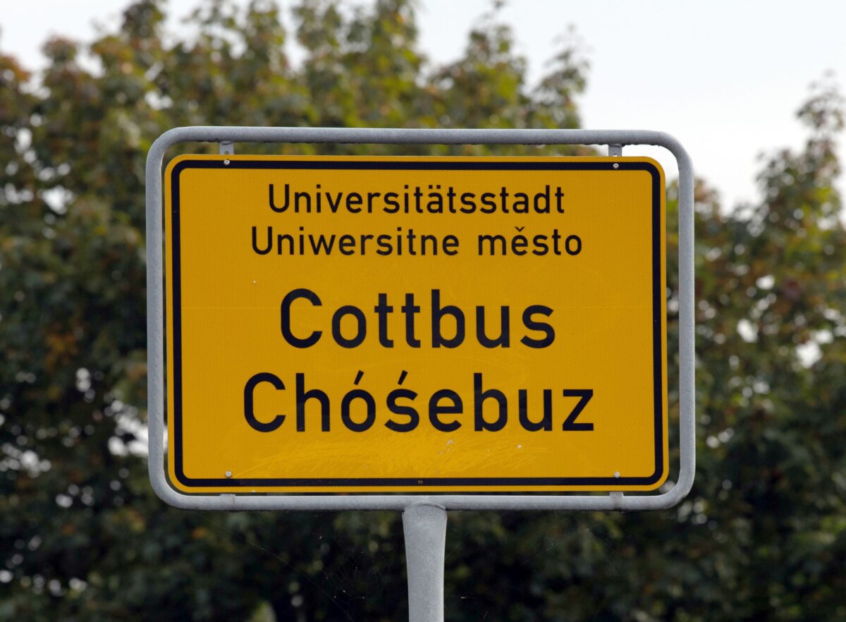 Ortseingangsschild - Cottbus In Cottbus ist eine Fensterscheibe aus einem oberen Stockwerk auf den Gehweg gestützt - vermutet wird, dass es an der Hitze lag. (Archivbild)