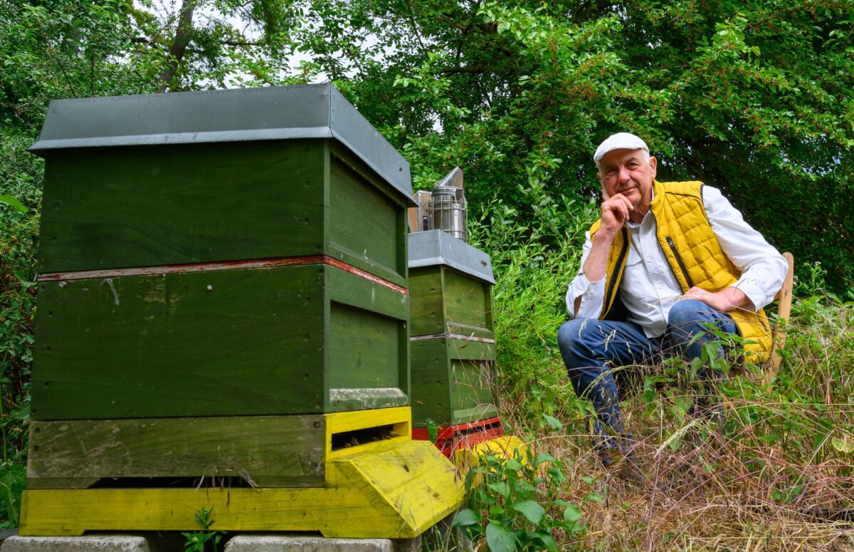 Ein Leben für die Bienen: Imker Holger Ackermann Der Bau- und Möbeltischler hat über Jahrzehnte Bibliotheken eingerichtet und ausgestattet.