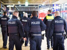 «Blinder Passagier» mit Polizeiuniform im Zug erwischt Bundespolizisten rückten in Hannover zu einem falschen Kollegen aus. (Symbolbild)
