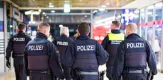 «Blinder Passagier» mit Polizeiuniform im Zug erwischt Bundespolizisten rückten in Hannover zu einem falschen Kollegen aus. (Symbolbild)