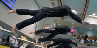 Schwimmen in Kleidung macht das Retten realistisch.