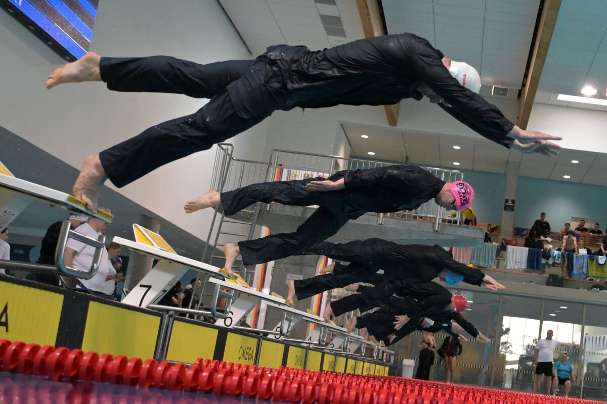 Deutsche Polizeimeisterschaft im Schwimmen und Retten Schwimmen in Kleidung macht das Retten realistisch.