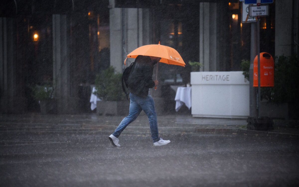 Gewitter über Berlin Bei Schauern und teilweise Starkregen erwarten die Wetterexperten am Mittwoch Temperaturen von maximal 22 Grad, am Donnerstag und Freitag maximal 20 Grad. (Archivbild)
