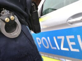 SEK-Einsatz in Hellersdorf – Verdächtiger wird festgenommen Die Berliner Polizei durchsuchte nach der Festnahme eine Wohnung - fand aber keine Waffe (Symbolbild)
