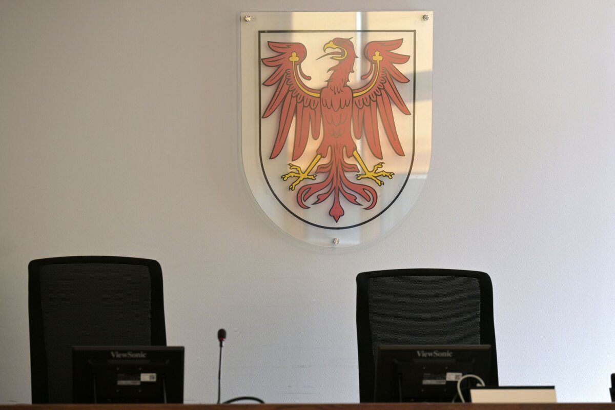 Ein Verhandlungssaal im Landgericht Potsdam Dem 27-jährigen Angeklagten wird Mord vorgeworfen. (Archivbild)