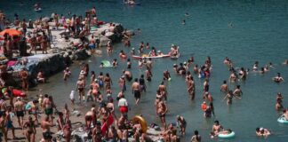 Auch in Polen suchten die Menschen Abkühlung im Wasser.