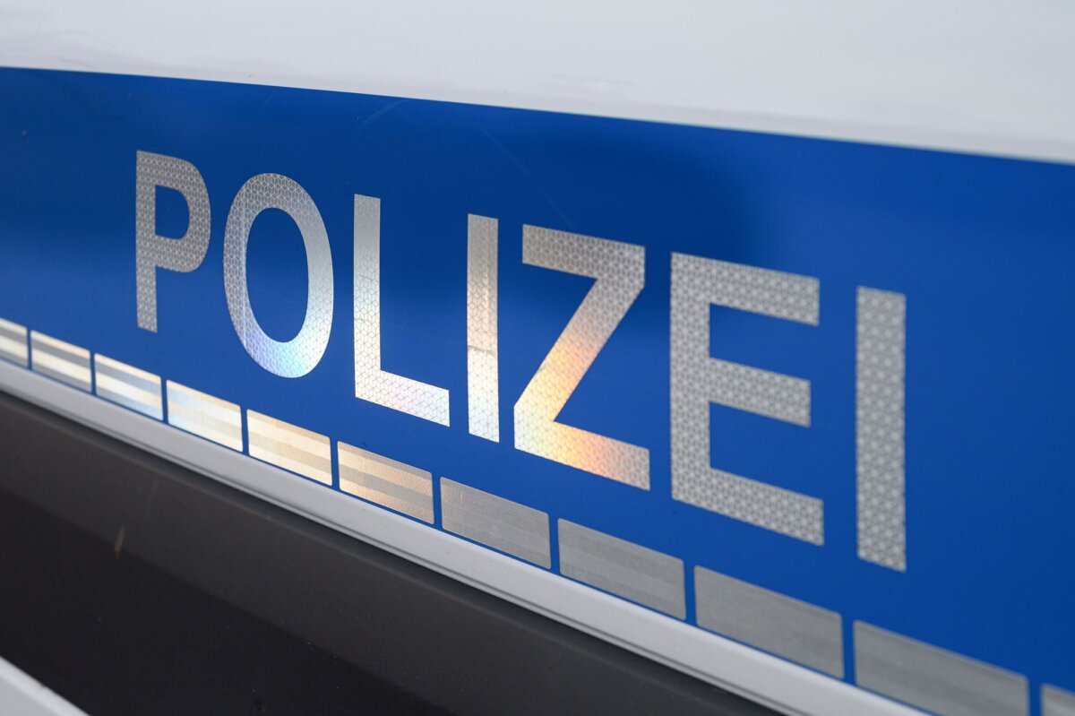 Der Polizei-Schriftzug auf einem Einsatzwagen. Die Polizei ermittelt die Identität der gefundenen Leiche. (Symbolbild)