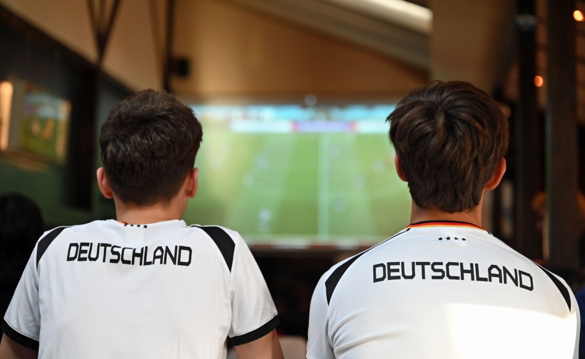 Public Viewing Auch bei dieser WM werden viele Kneipen und Biergärten die Spiele zeigen. (Archivbild)